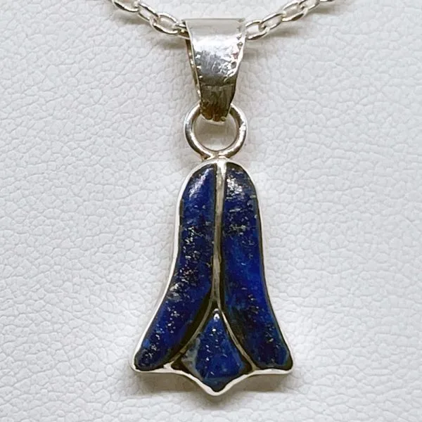 Colgante copihue 2,8 x 1,2 cms en lapislázuli